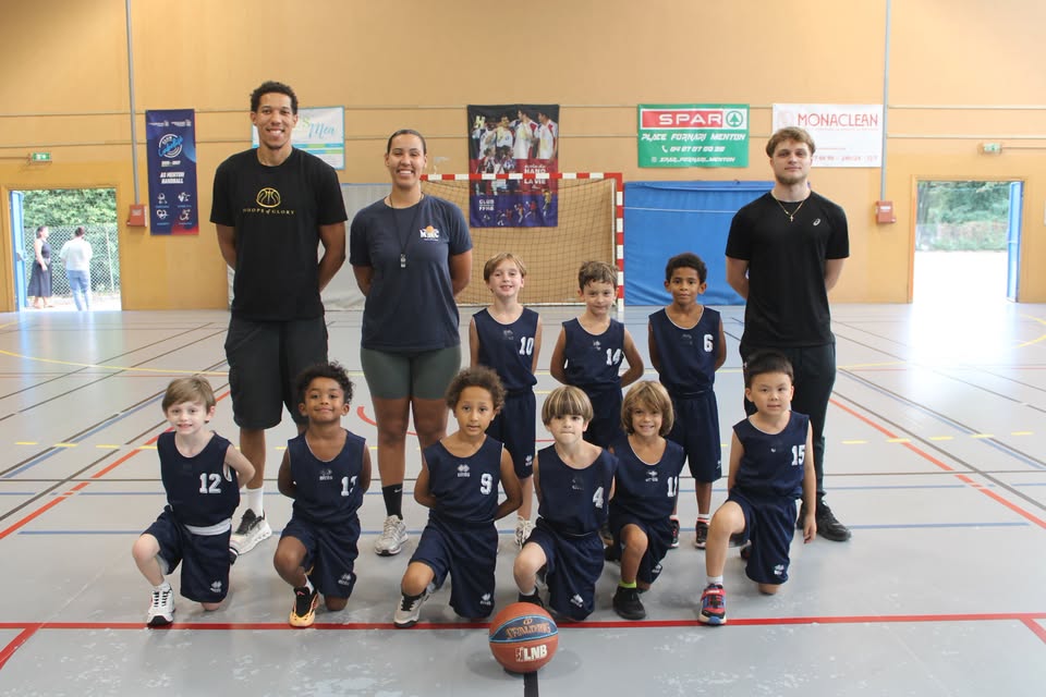 Jeunes joueurs et entraîneurs pendant un stage du club