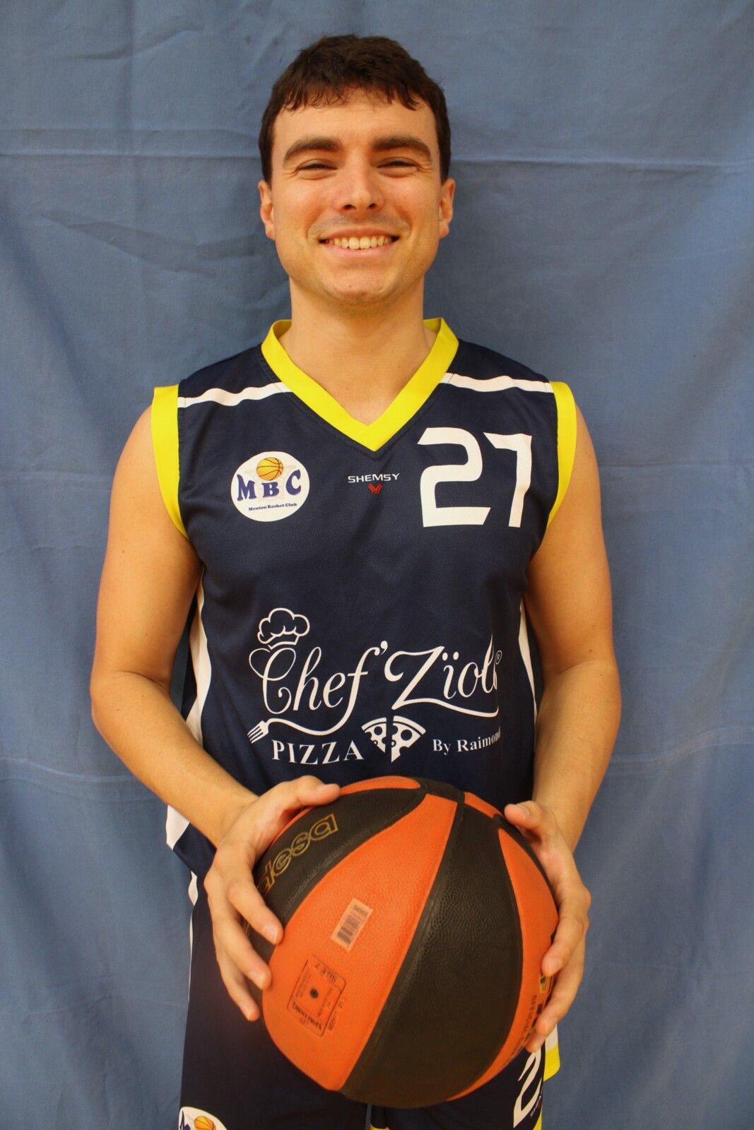 Joueur de l'équipe première, ballon en main