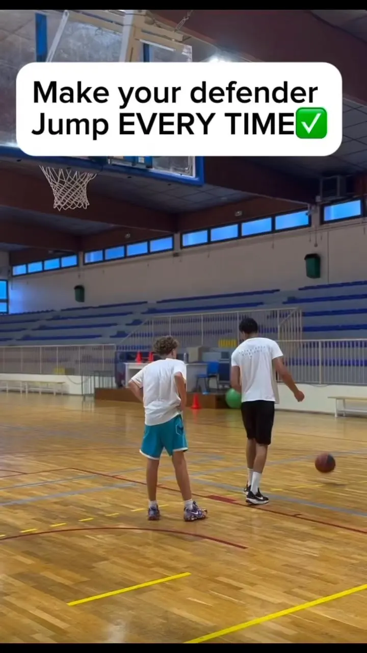 Exercice face au panier en un contre un au gymnase