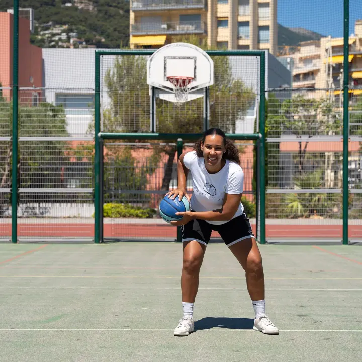 Alizée, coach Hoops of Glory, sur un terrain extérieur à Menton