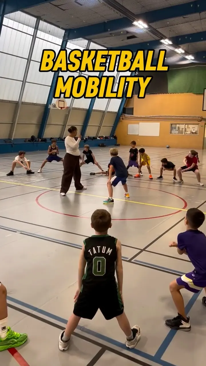 Échauffement de mobilité d'un groupe de jeunes au gymnase