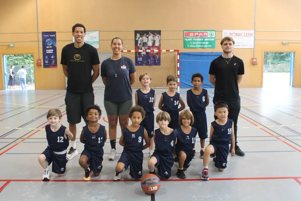 Stagiaires du club au gymnase pendant le stage des vacances