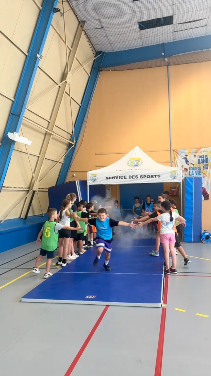 Entrée des joueurs du camp 2025 U7 à U11 devant la tente du service des sports