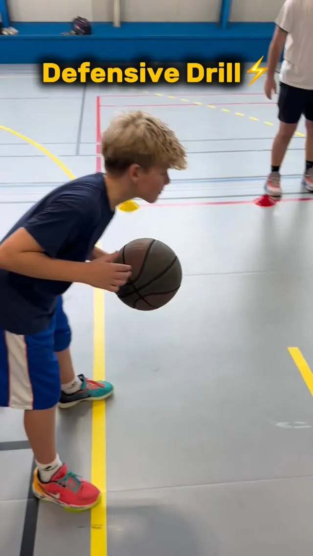 Un joueur en position, titre Defensive Drill