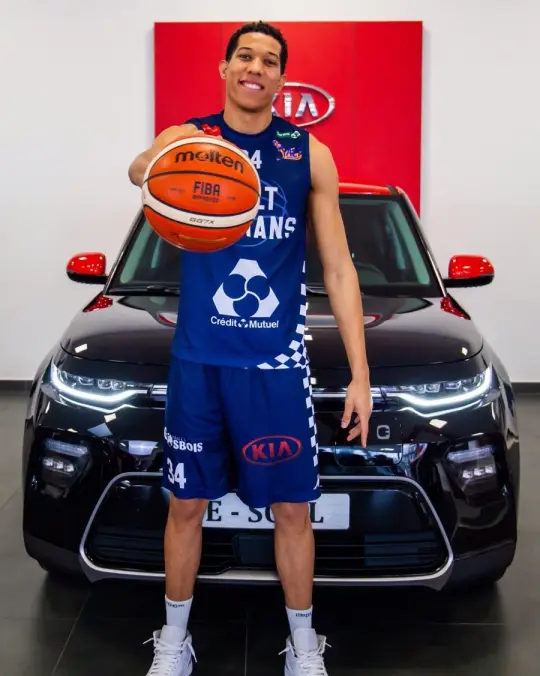 Alex Baptiste, ballon en main, en maillot bleu