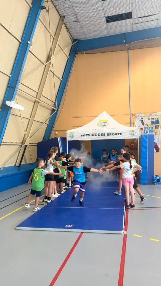 Les plus jeunes courent sur le tapis bleu du Menton Basket Camp 2025