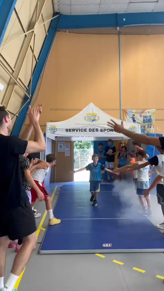 Entrée des joueurs dans le tunnel du Menton Basket Camp 2025