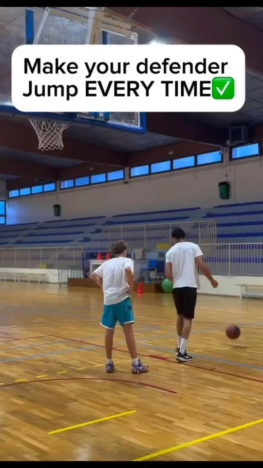 Exercice de jeu face au panier au gymnase