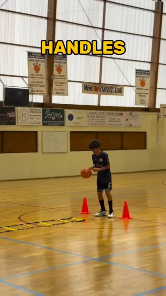 Un jeune joueur dribble entre des plots sous le titre Handles